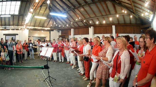 Les acteurs du combat dit Lumeçon en visite à la maison Saint Paul.Vidéo Eric Ghislain