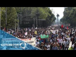 Marchan al Zócalo familiares de normalistas
