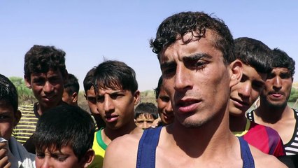 السباحة في نهر الخازر المتنفس الوحيد للشبان النازحين من الموصل