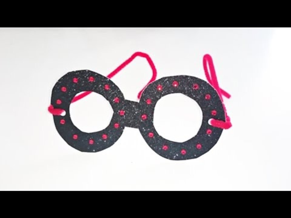 Bricolage déguisement. Fabriquer des lunettes en papier rigolotes