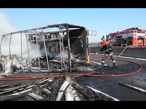 Imola (BO) - Scontro tra due camion su A14, un morto carbonizzato (12.06.17)