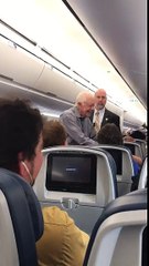 L'ancien président Carter serre les mains de chacun des dizaines de passagers de son vol