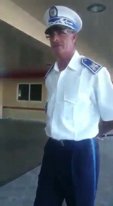 هكذا يقضي ضابط أمن مغربي وقته في المطار ♥️ - تبارك الله