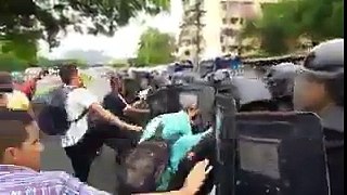 Panamá:Universitarios se enfrentan a unidades antidisturbio en protesta contra el Decreto 130 (2/2)