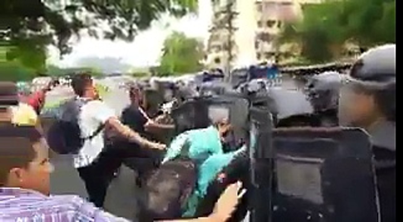 Panamá:Universitarios se enfrentan a unidades antidisturbio en protesta contra el Decreto 130 (2/2)