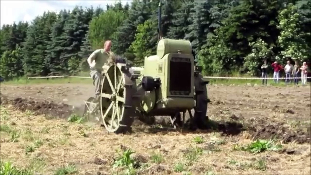 Antika traktörlerin tarla sürümü