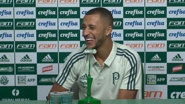 Vitor Hugo arranca risadas em coletiva de 'até breve' no Palmeiras; assista!