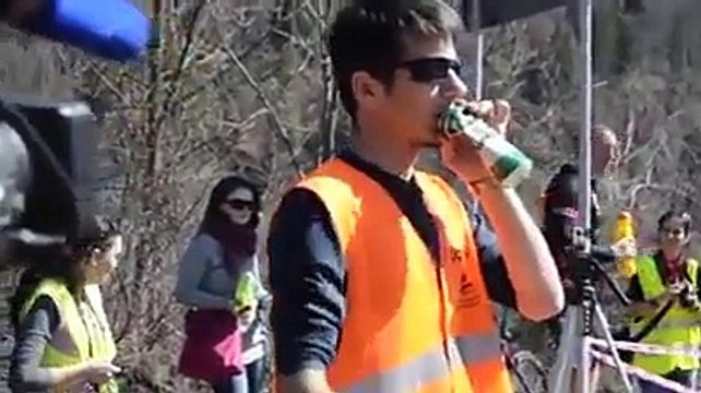 Il reproduit le bruit d'une voiture de rallye avec une canette en métal