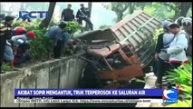 Truk Terperosok ke Saluran Air di Boulevard Summarecon Bekasi