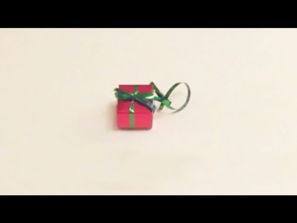 Bricolage de Noël : fabriquer des petits cadeaux à suspendre au sapin