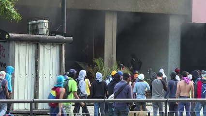 Protesto em Caracas provoca incêndio