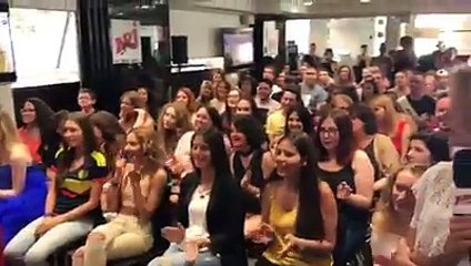 Shakira - Music to my ears -sing in france