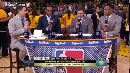 Champagne, bière... La célébration des Warriors dans les vestiaires !