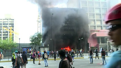 Venezuela: des manifestants incendient un bâtiment officiel
