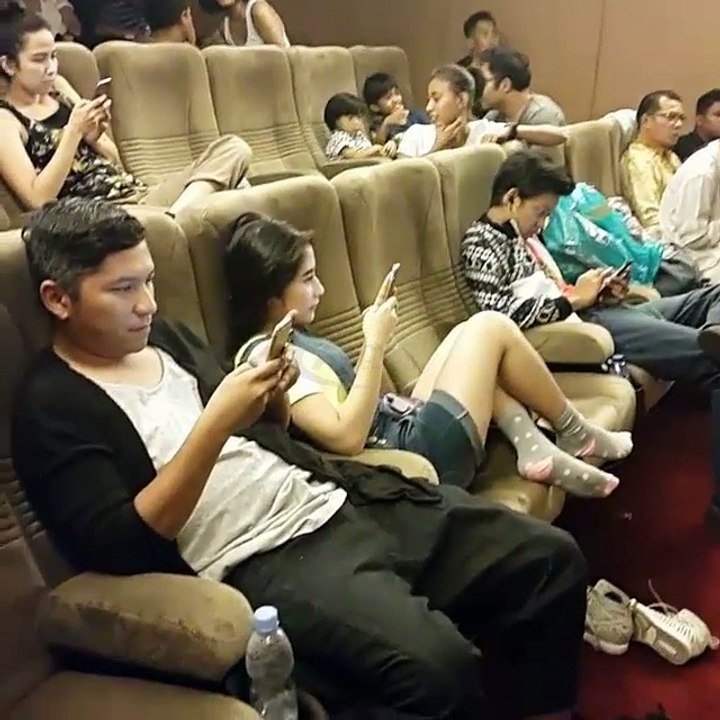 Gading Marten & Prilly Latuconsina Lagi Pada Sibuk Maen Social Media di Smartphone