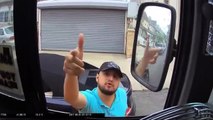 Un automobiliste menace le conducteur d'un bus