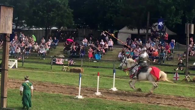Assommé par une lance lors d'un duel de chevaliers... Reconstitution historique !