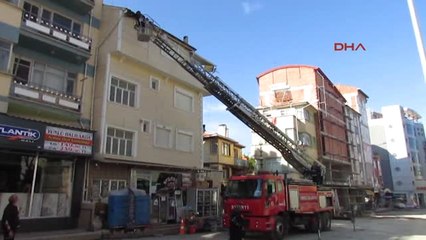 Afyonkarahisar Ipe Takılan Kırlangıcı Itfaiye Kurtardı