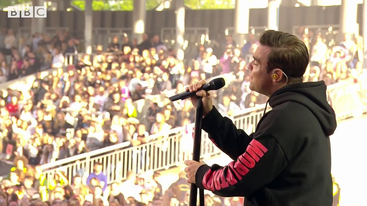 Robbie Williams - Angels (One Love Manchester)