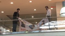 Atatürk Havalimanı'nda Pankartlı Evlenme Teklifi