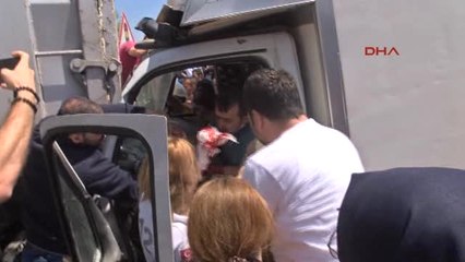 Kocaeli Kamyonet Kırmızı Işıkta Duran Tır'ın Altına Girdi: 2 Yaralı