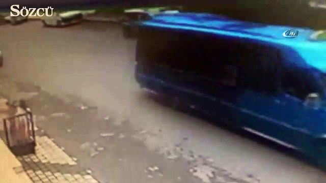 Motosiket sürücüsü küçük çocuğa çarpıp böyle kaçtı
