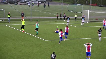 Un gardien brise la jambe de l'attaquant adverse