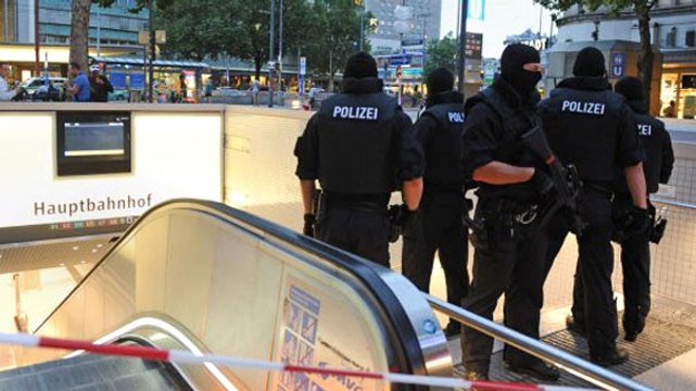 Almanya'da Metro İstasyonunda Çatışma Çıktı: Kadın Polis Başından Yaralandı