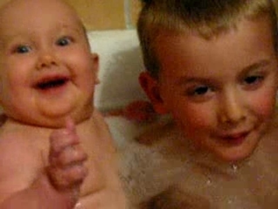 gwen et gaby au bain