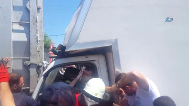 Kamyonet Kırmızı Işıkta Bekleyen Tır'a Çarptı