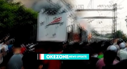 Tabrak Mobil Pikap, Kereta Api Terbakar di Senen