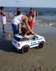 Ces jumeaux patrouillent sur la plage : Alerte à Malibu !!