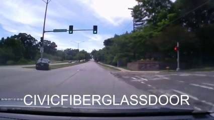 Ce fou s'empale en voiture sur un feu rouge !