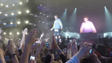 Justin Bieber se prend une bouteille sur scène !