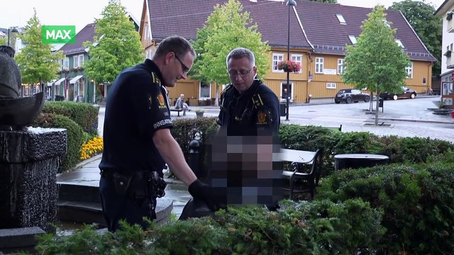 Ces policiers Norvégiens se marrent avec un homme Ivre