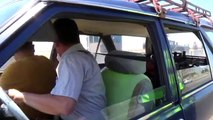Şoför Emniyet Kemerini Takmak İçin Dakikalarca Uğraştı