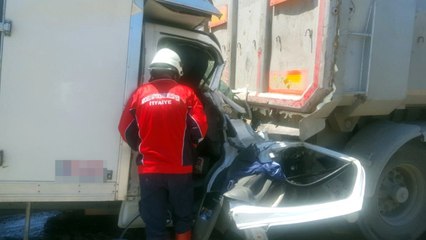 Kamyonet Kırmızı Işıkta Bekleyen Tır'a Çarptı