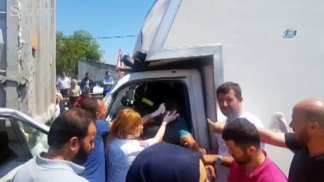 Kamyonet kırmızı ışıkta bekleyen TIR’a çarptı