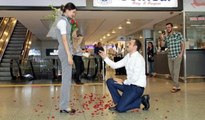 Havalimanında ilginç evlilik teklifi