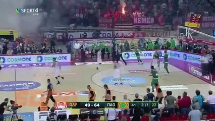 Apres une défaite les ultras de l'Olympiakos lancent des fumigènes sur les joueurs du Panathinaikos