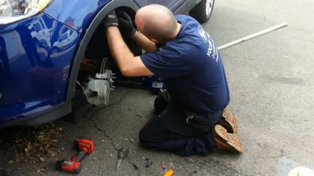 Arabasından Garip Sesler Gelen Bir Sürücü Tamirciye Gitti Ve..