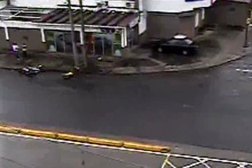 Cámaras de seguridad capta el preciso momento en que una moto se choca contra un poste de luz