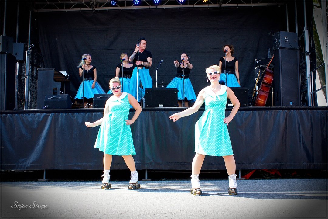'Cabriolet' by Danny & The Chicks mit Showskating beim Musikbox- & Strassenkreuzer-Festival 2017