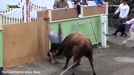 Un homme s'est encorné et piétiné par un taureau furieux parce qu'il était trop occupé à filmer avec son iPad