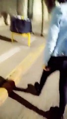 Une fille joue au fameux "Le sol est en lave" en montant une poubelle !! Fail