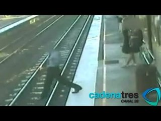 下载视频: Enfermera arriesga su vida para salvar a un hombre que cayó a las vías del tren