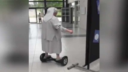 Législatives 2017 : Une religieuse est allée voter en hoverboard (Vidéo)