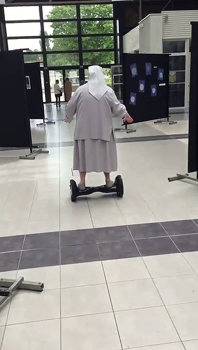 Soeur Fabienne âgée de 77 ans vote en hoverboard dans le Maine-et-Loire