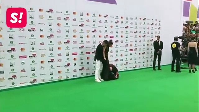 Неизвестный поцеловал Ани Лорак в Грудь и Попу на ковровой дорожке премии МУЗ-ТВ