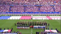 Avant la rencontre, les supporters français et anglais chantent 